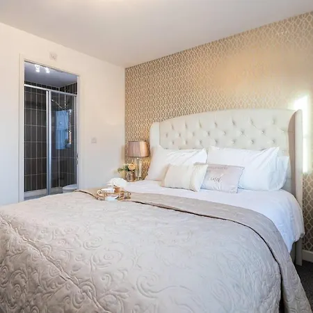 Beautifully Designed 3 Bed House - In Manchester-3